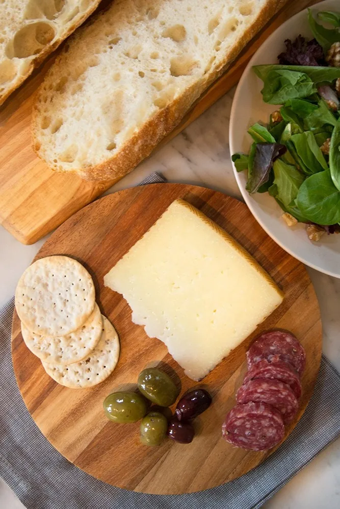 2017 hot sale kitchen use round acacia wood cutting board wholesale