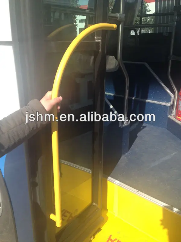 Дверь городского автобуса