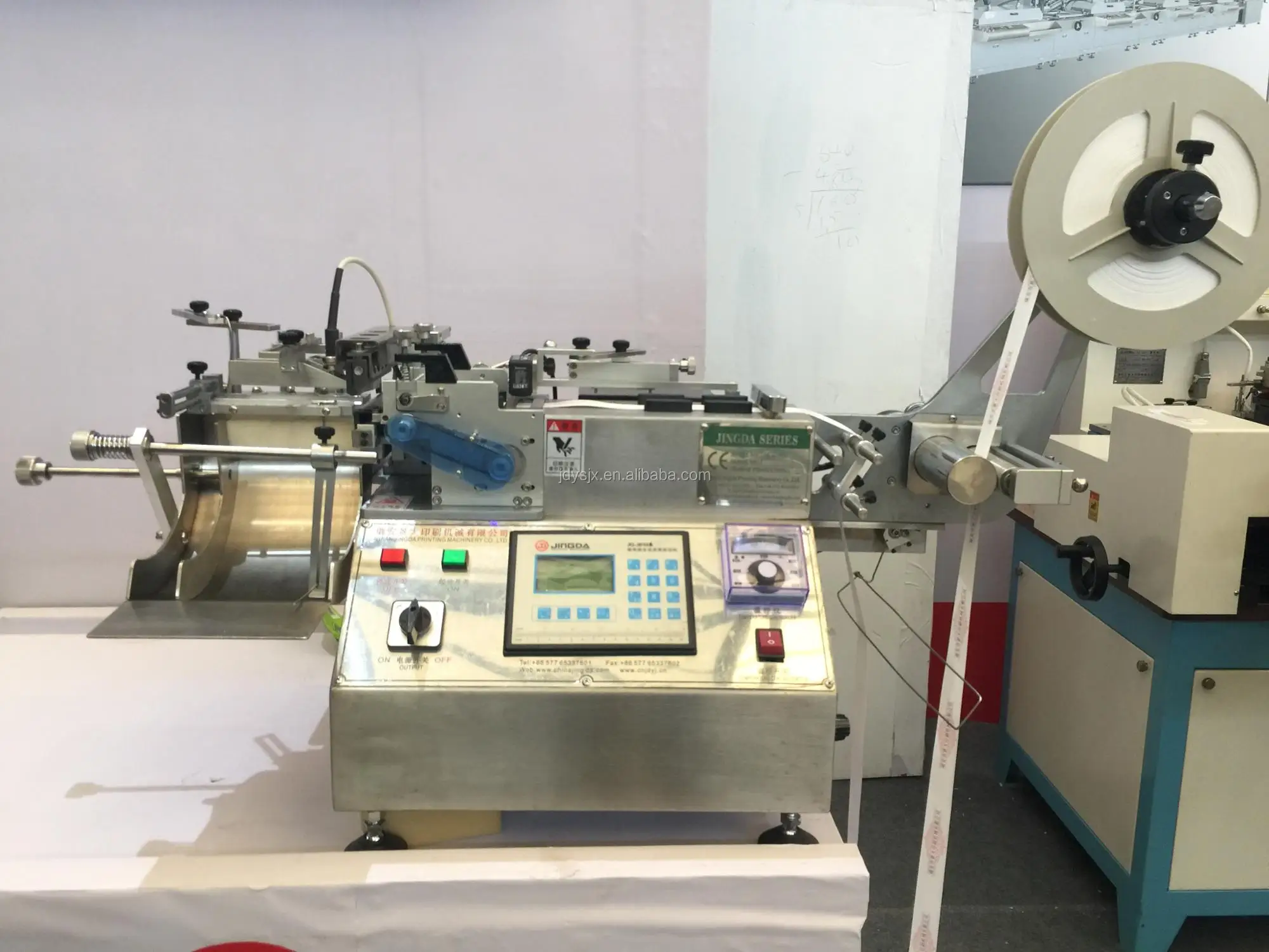 Высокоскоростной горячий и холодный одежда нейлоновой тафтяной машина для резки этикеток с автоматический укладчик для этикетки для одежды JQ-3010B