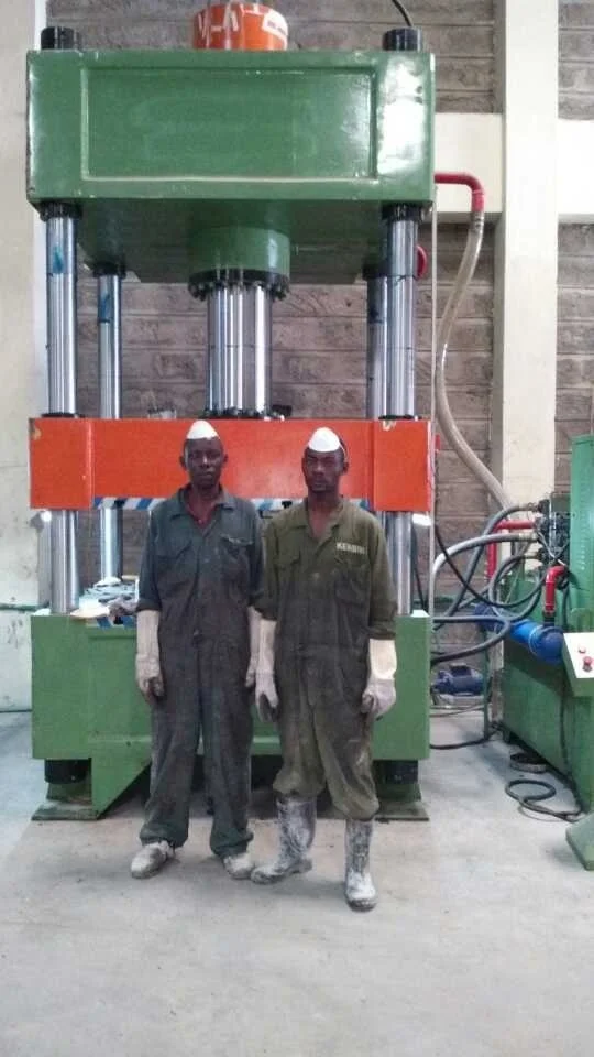 manhole cover hydraulic machine