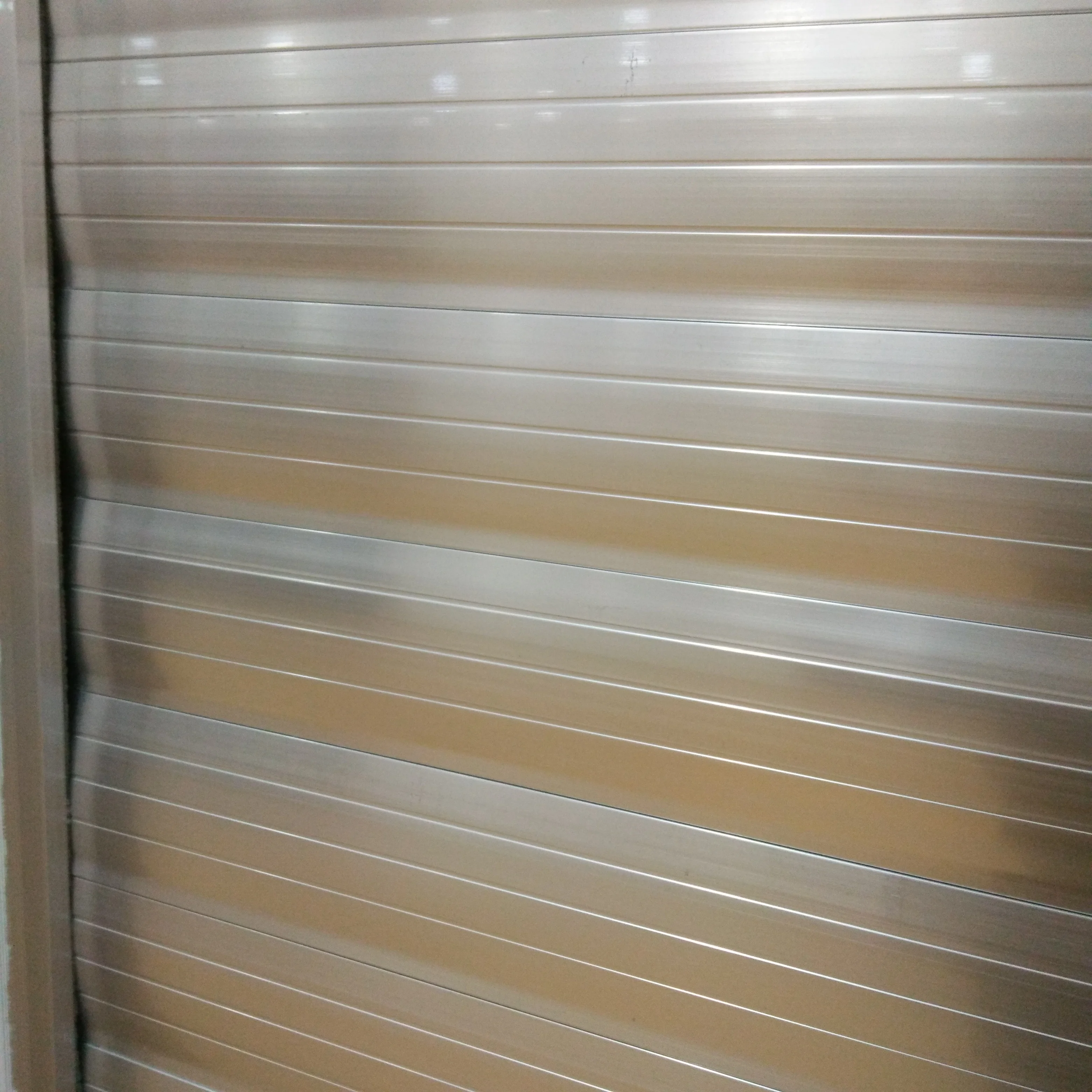 Roller gate for safe and durable aluminum profile