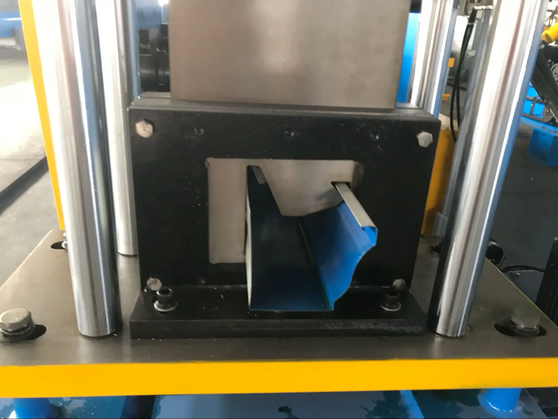 Автоматическая продвинутая металлическая сталь, оцинкованная сталь, водосточные желоба, кровельный лист, роликовая формовочная машина хорошего качества