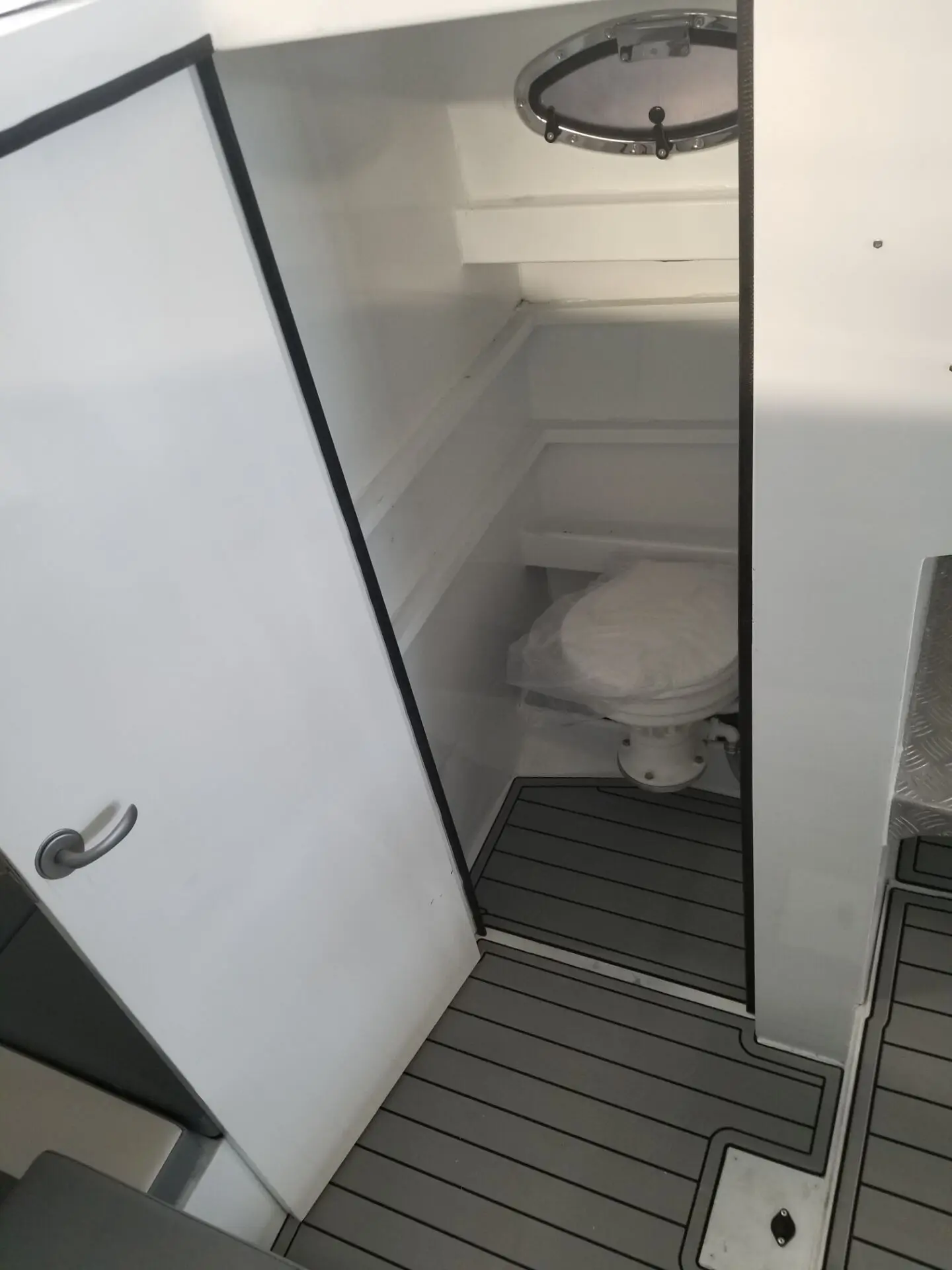 Yacht lifestyle 9.0m cabin hard top with fully enclosed windscreen Aluminium speed boat