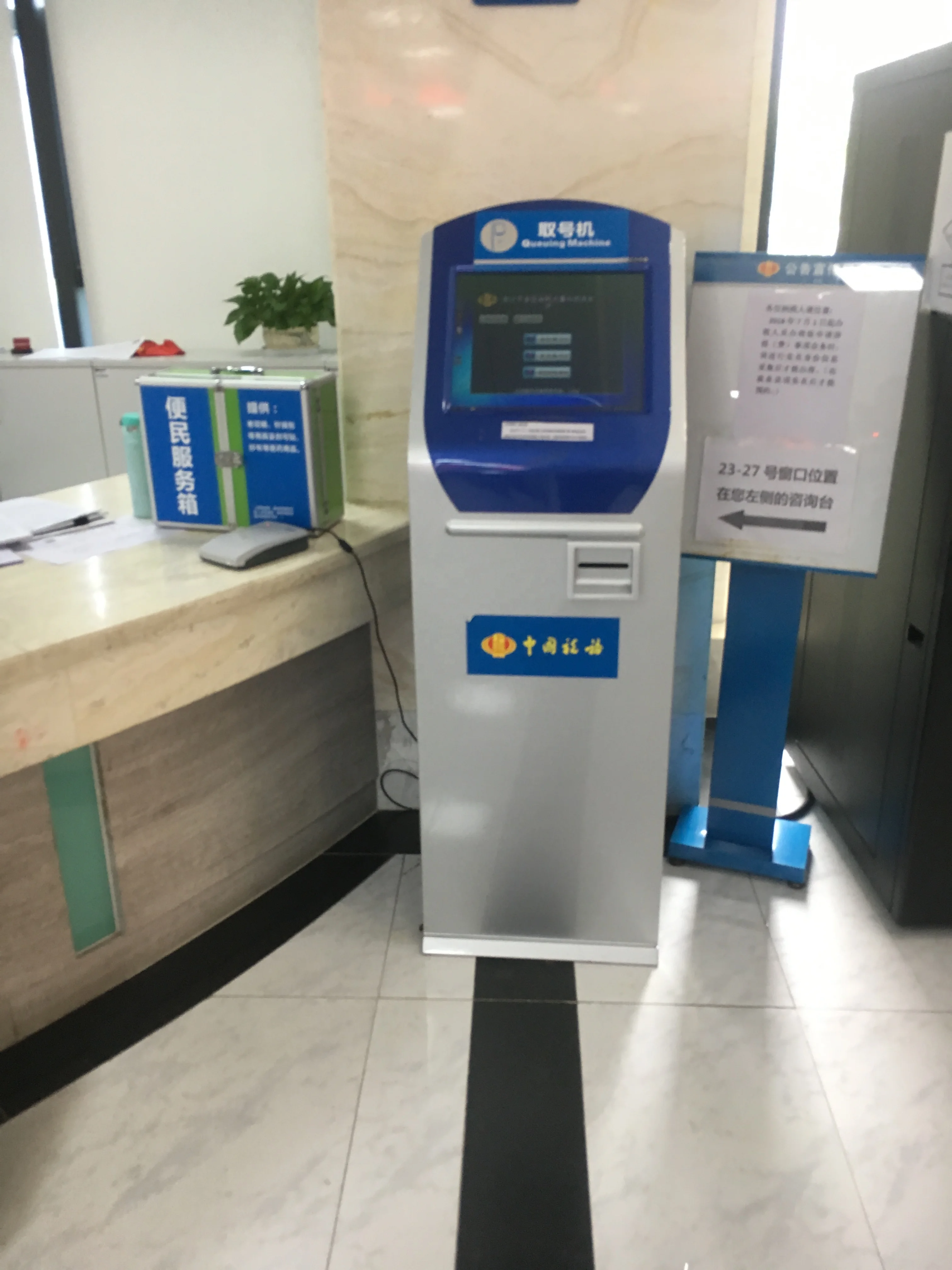High quality automatic infrared touch screen queue system take a number ticket machine with auto cut thermal printer