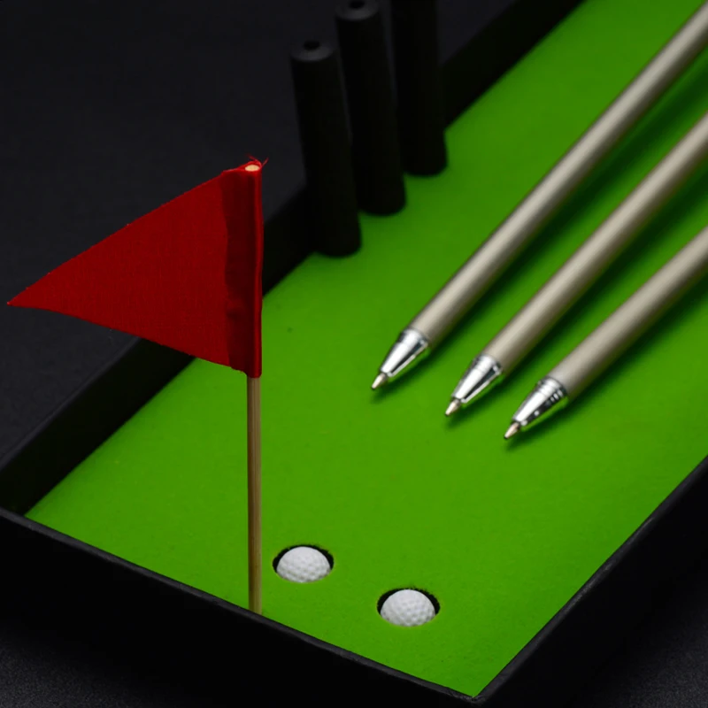 
Golf Pen Set Mini Desktop Golf Ball Pen Gift Set with Putting Green Flag 3 Colors Metal Golf Clubs Models Pens 2 Balls 