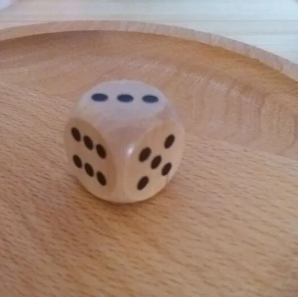  Разноцветные деревянные игральные кости на заказ