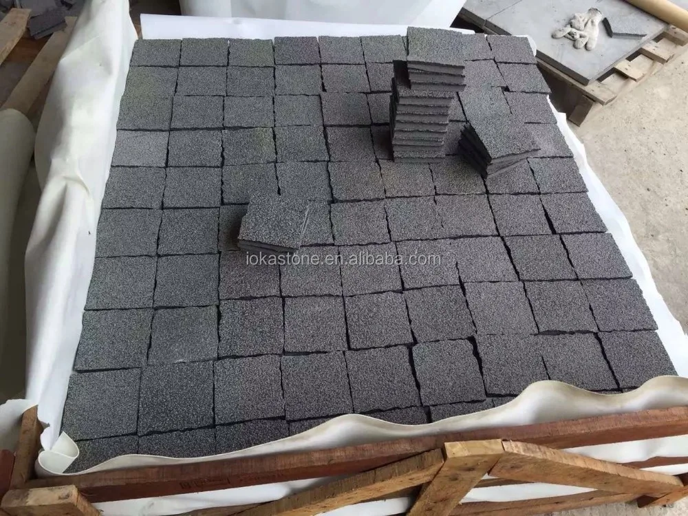 Черный куб, блокировка, базальтовая каменная мощение