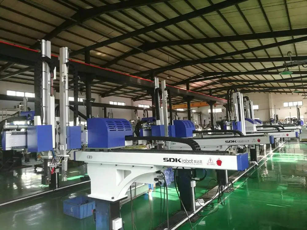 SDK one axis robot arm   manipulator for injection molding industry