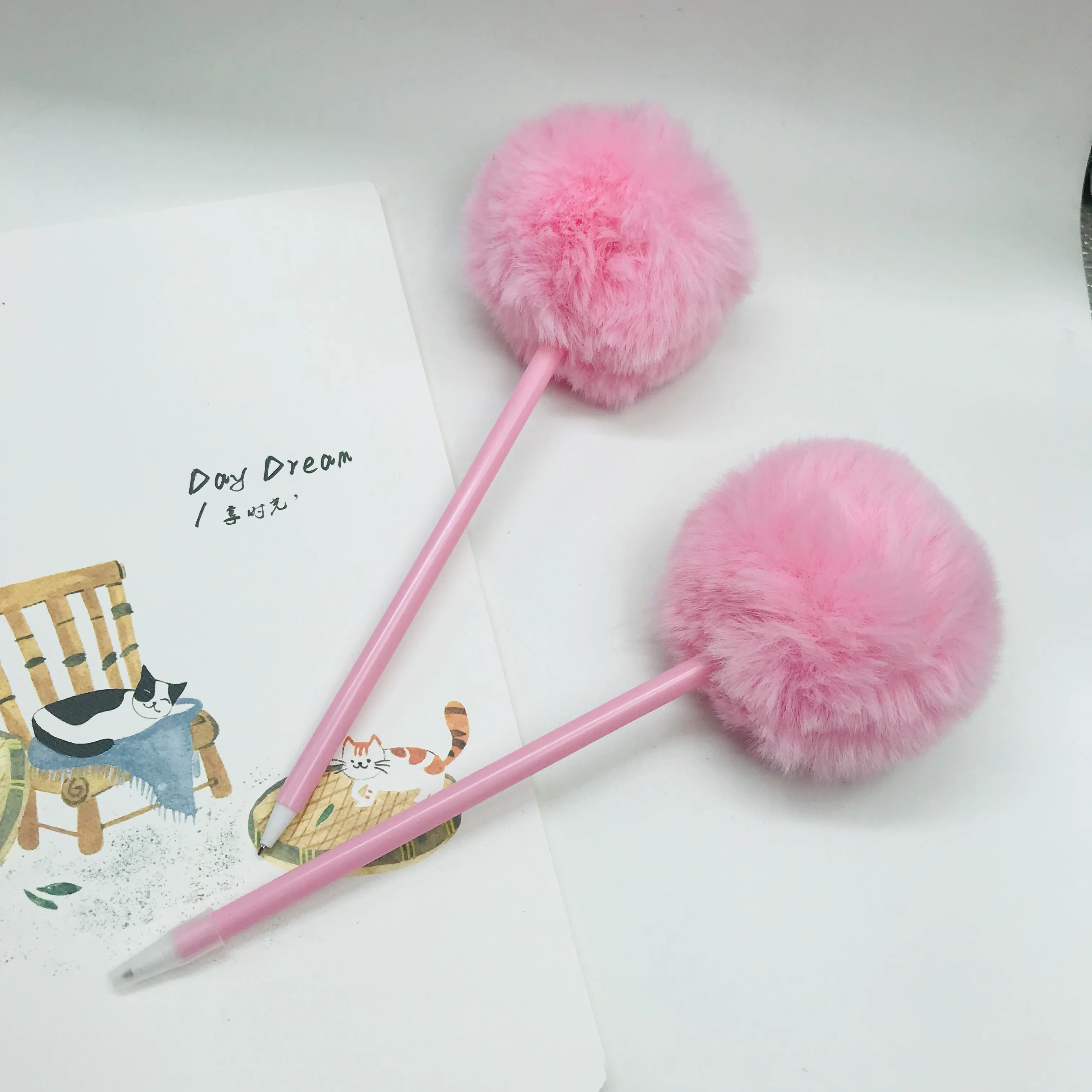 Розовый карандаш/ручка с помпоном