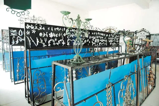 Program controlled metal bar twisting wrought iron machine