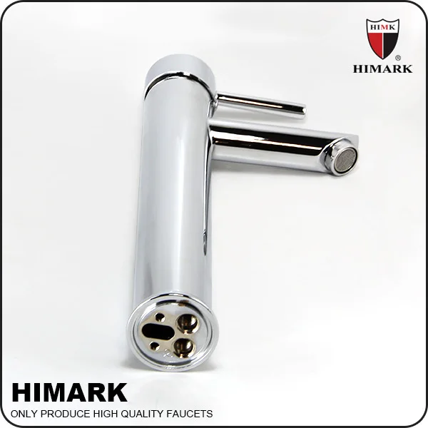 ванная на бортике туалете крана