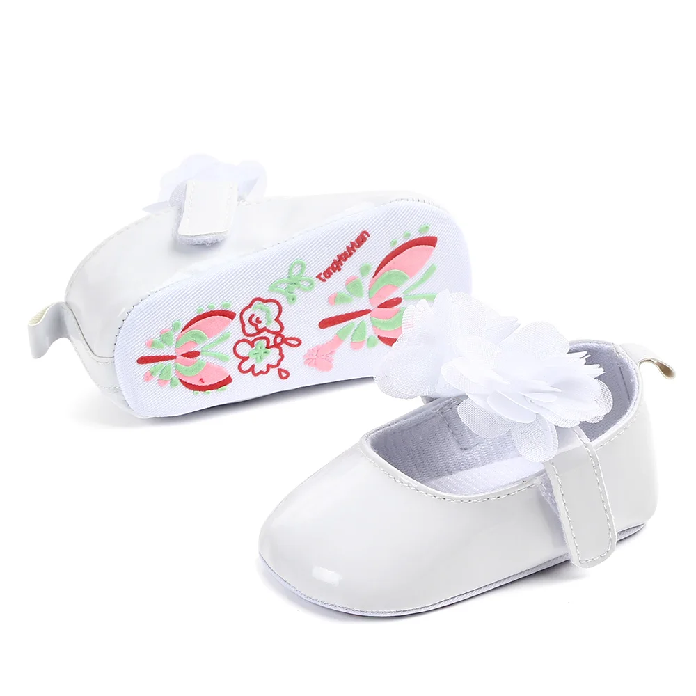 Красивая яркая кожаная обувь для девочек с цветочным дизайном