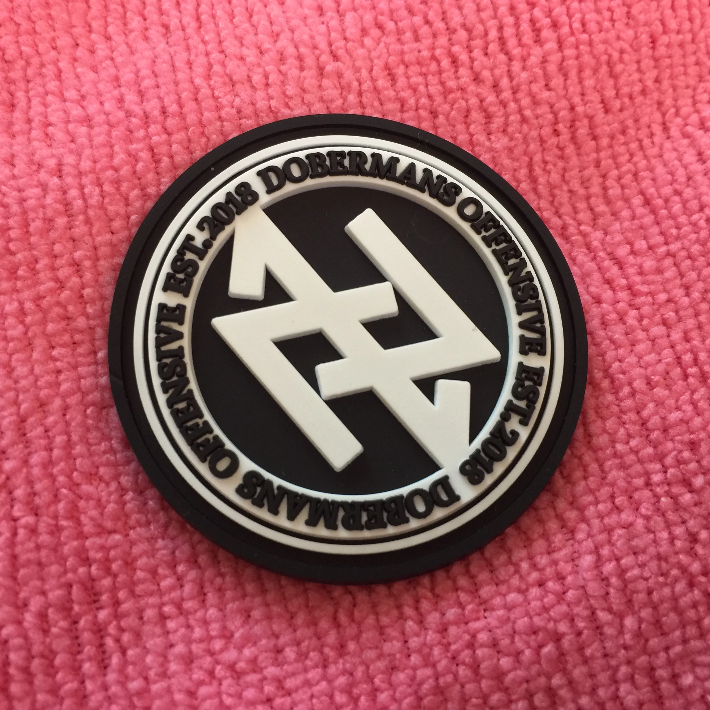 Uniform sewing on round PVC rubber tag,3D raised logo rubber patch for jeans