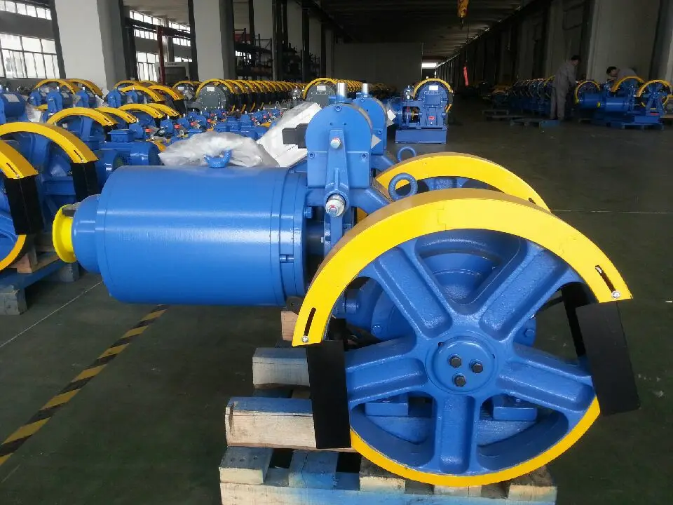 Elevator gear traction machine