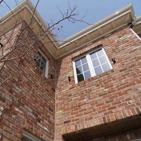 Использованные кирпичи из красной глины старые