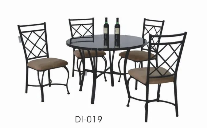  Маленький кухонный стол и стулья