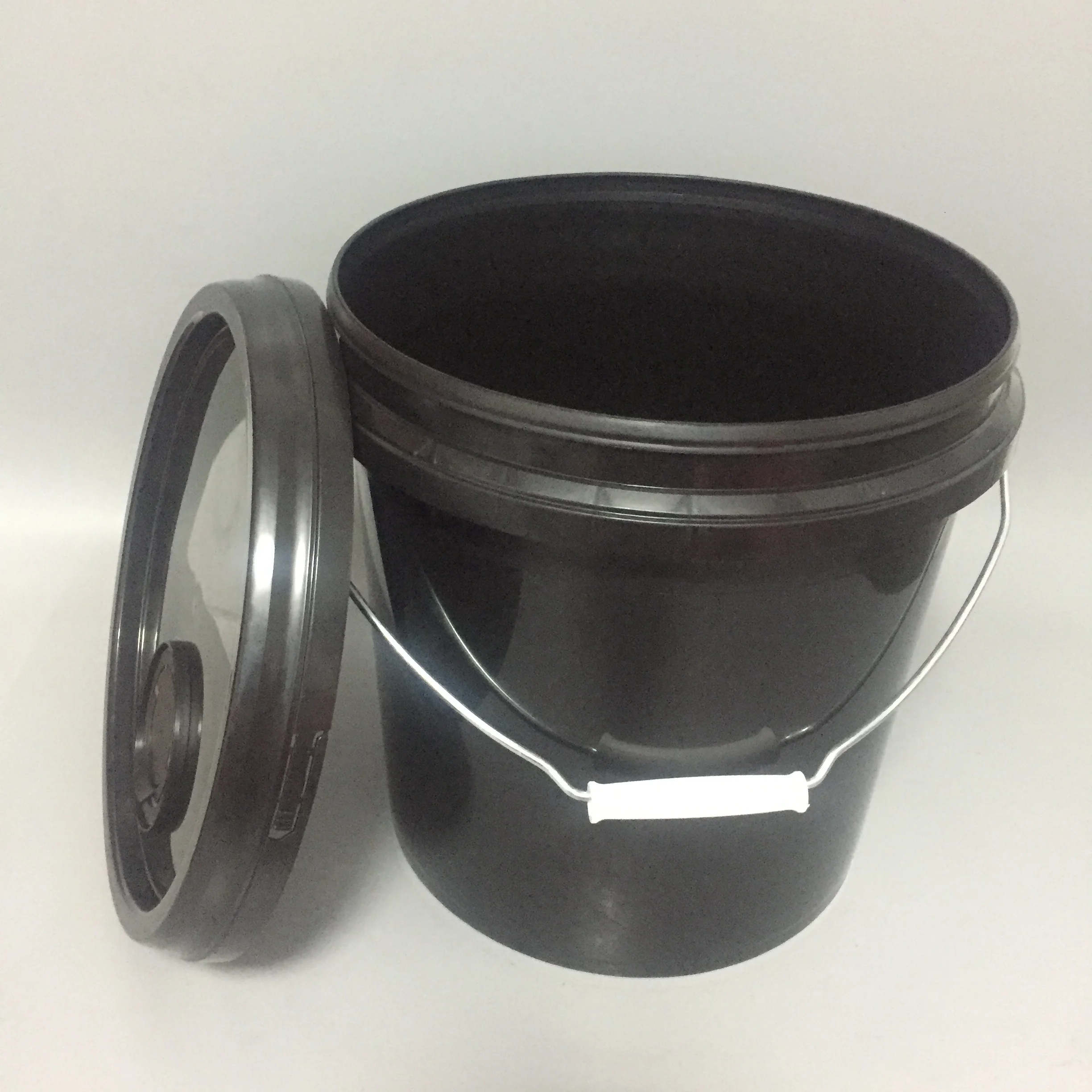 10 liter plastic pail with lid and pour spout