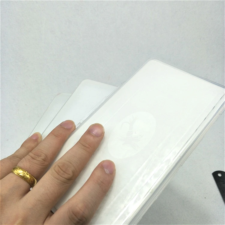 В наличии большое количество рыб в коробке