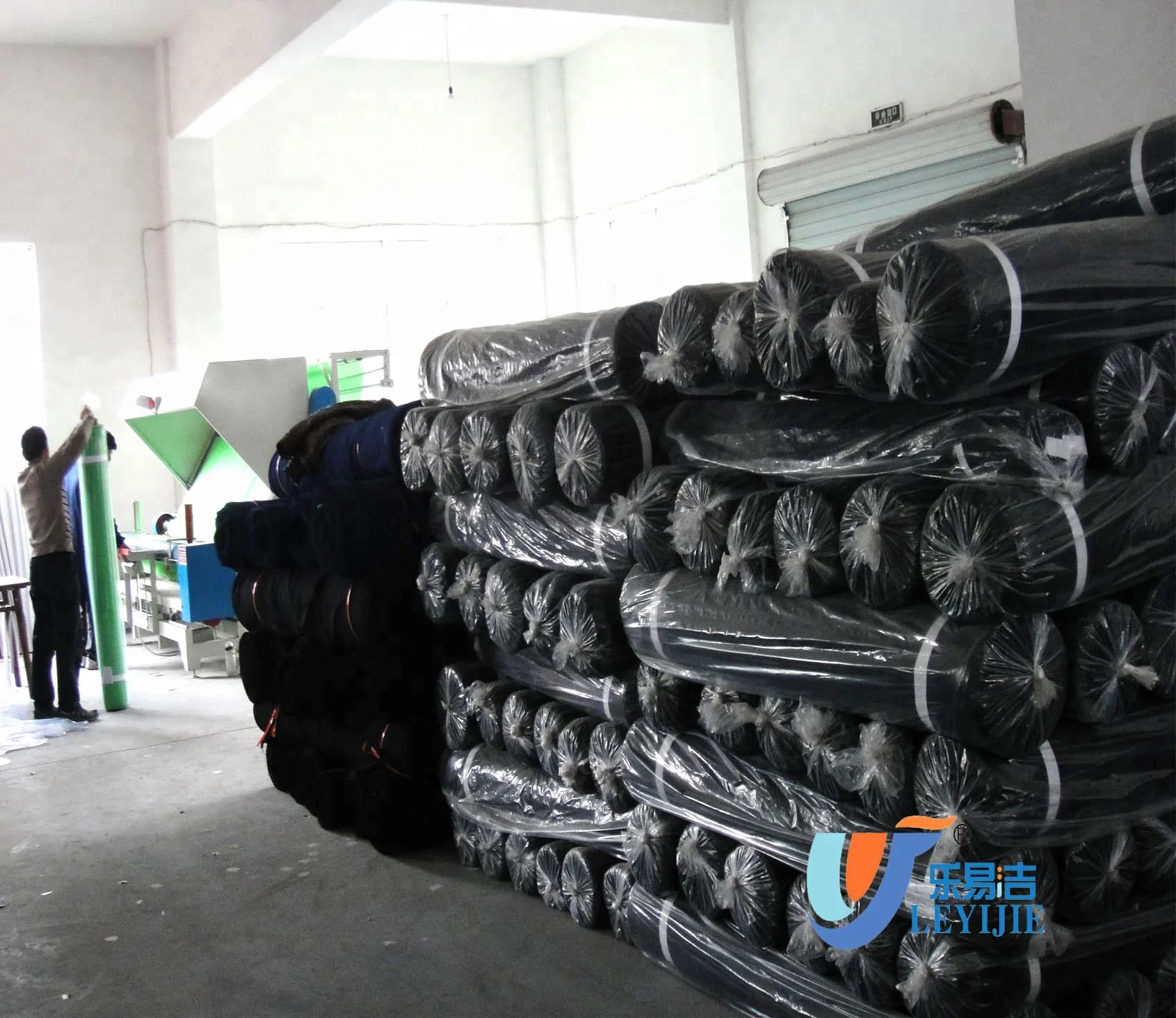 Lowest Price Supplier Disposable 100%Poly Bath Mitt Fabric Rolls Custom Width Polyester Fabric Stock Lot To Tunisian Market
