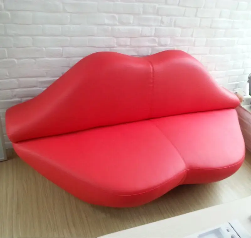 
England Antique Style Fancy Red Lip Shaped Sofa 