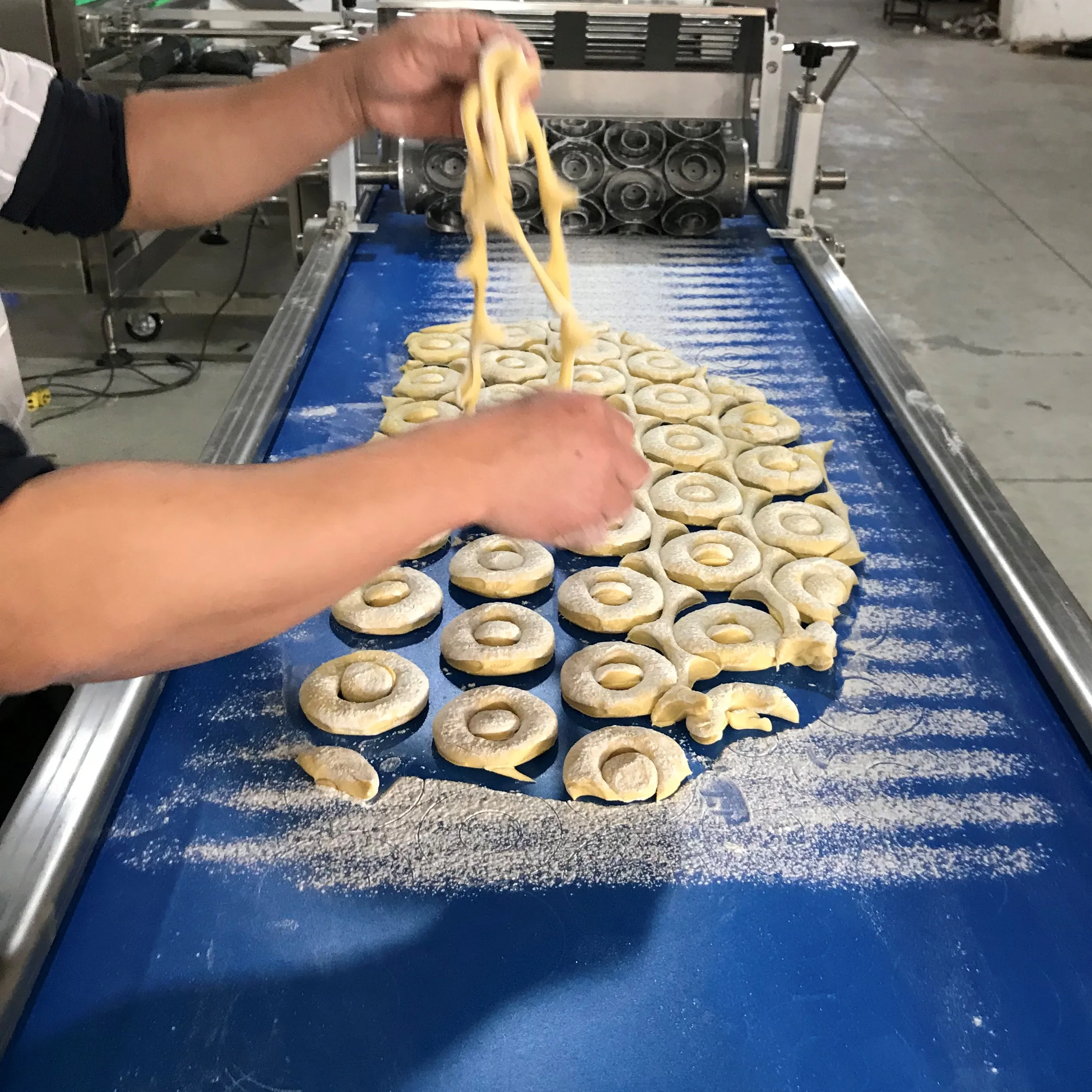 High Quality Automatic Yeast Raised Donut Cutter Machine with CE