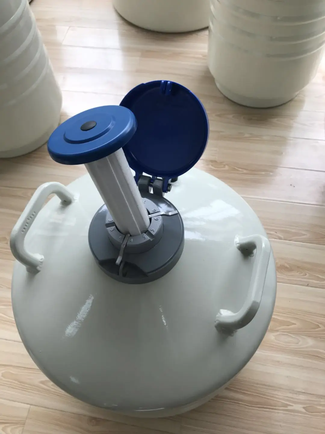 YDS-30 Liquid Nitrogen Container/Dewar Tank 30 L Semen Thermos for artificial Insemination