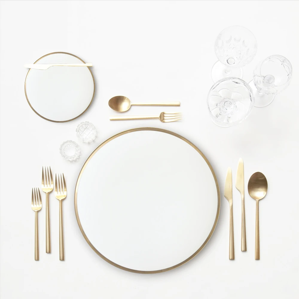 Оптовая продажа простой элегантный матовый золотой обод фарфоровые тарелки для зарядного