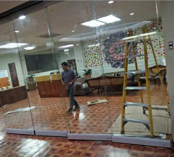 Бескаркасная Складная стеклянная перегородка, легко устанавливаемая Раздвижная стеклянная перегородка для балкона