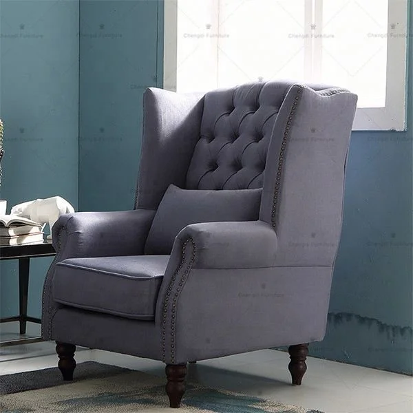 Современное искусство, уютная мебель для гостиной, французское кафе, маленькие модные стулья и стол, чехлы из серой ткани, кресло