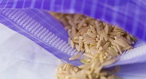 HOOK-TO-HOOK FLEXIBLE PACKAGE CLOSURE SYSTEM WITH SEALANT LAYER