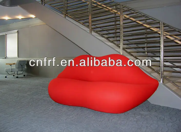 
 Надувной диван-стул в форме красных губ  