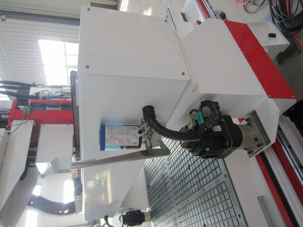 качественный фрезерный станок с чпу с авто-сменой/токарно-гравировалный станок с чпу /простр авто-смены фрезы станок