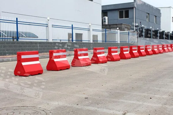 3 holes water barrier traffic safety Factory Price water filled barrier high quality road plastic road barrier 2022 hot sale