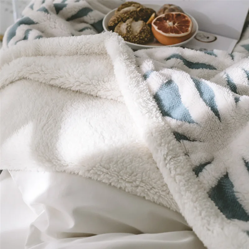 
Yutong Double Side Warm Thick Sherpa Throw Blanket Plush Jacquard Snowflake Pattern Soft Thick Blanket For Couch Sofa Bed 