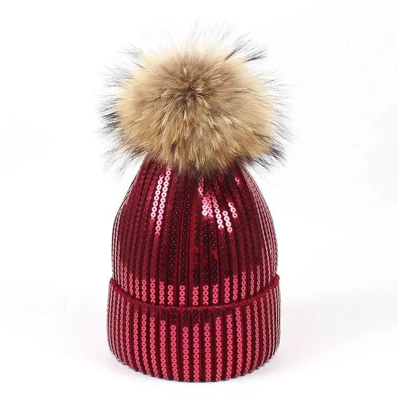 Женская зимняя меховая шапка с большим помпоном из меха енота