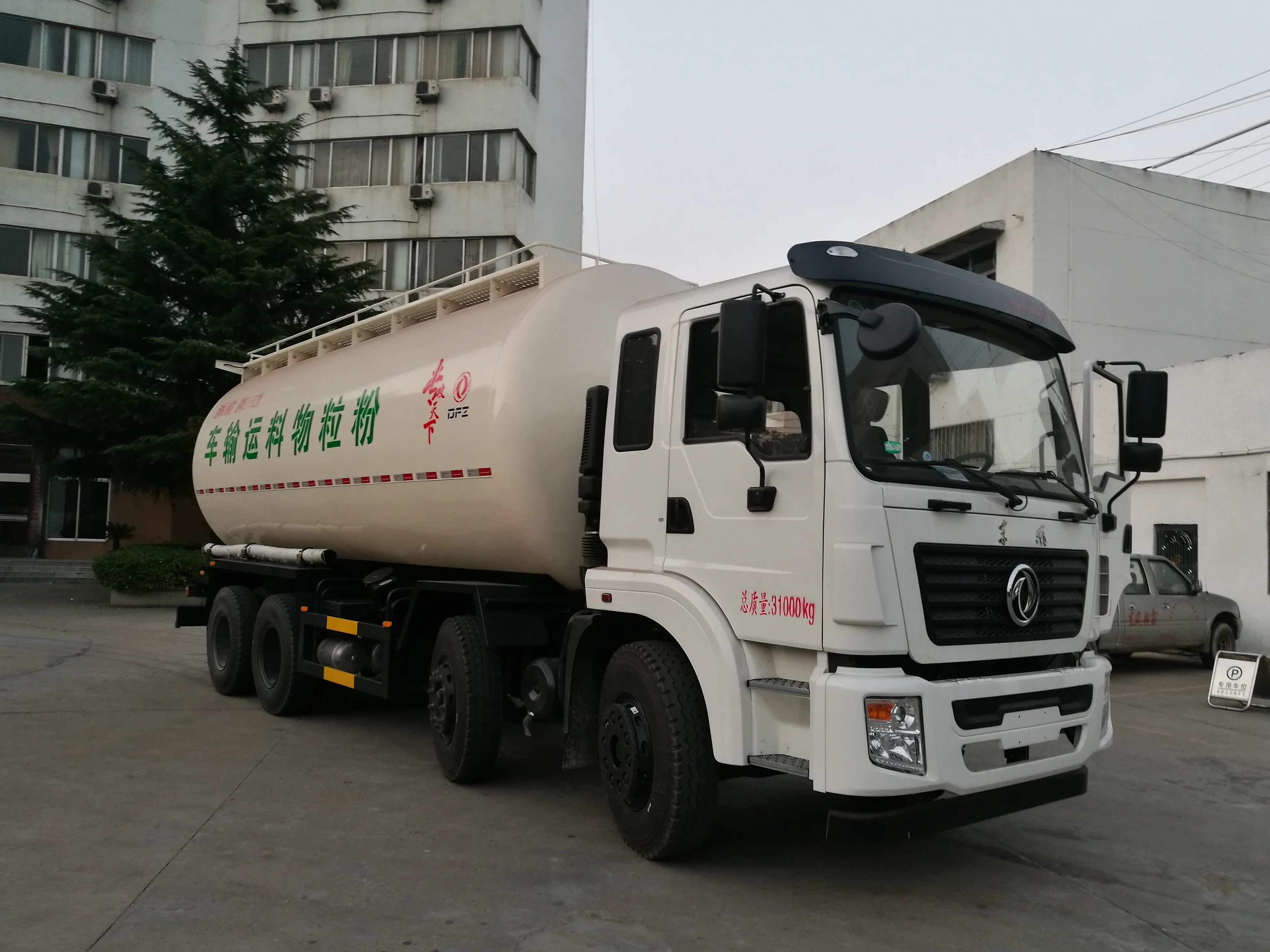 Transporting Dust Materials Cement Bulk truck powder material transport vehicle
