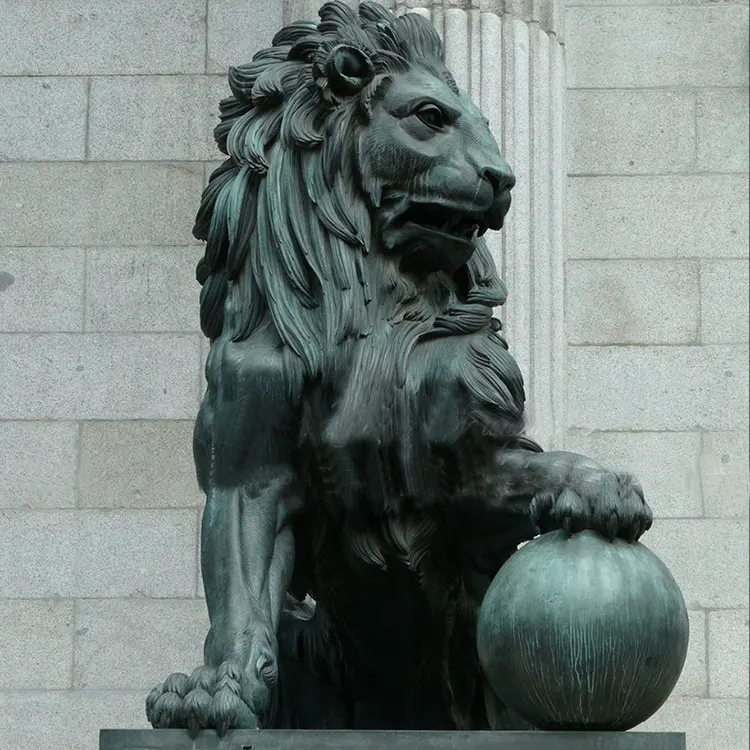 Большая наружная садовая антикварная скульптура с животными, бронзовая сидячая статуя льва с шариком для сада