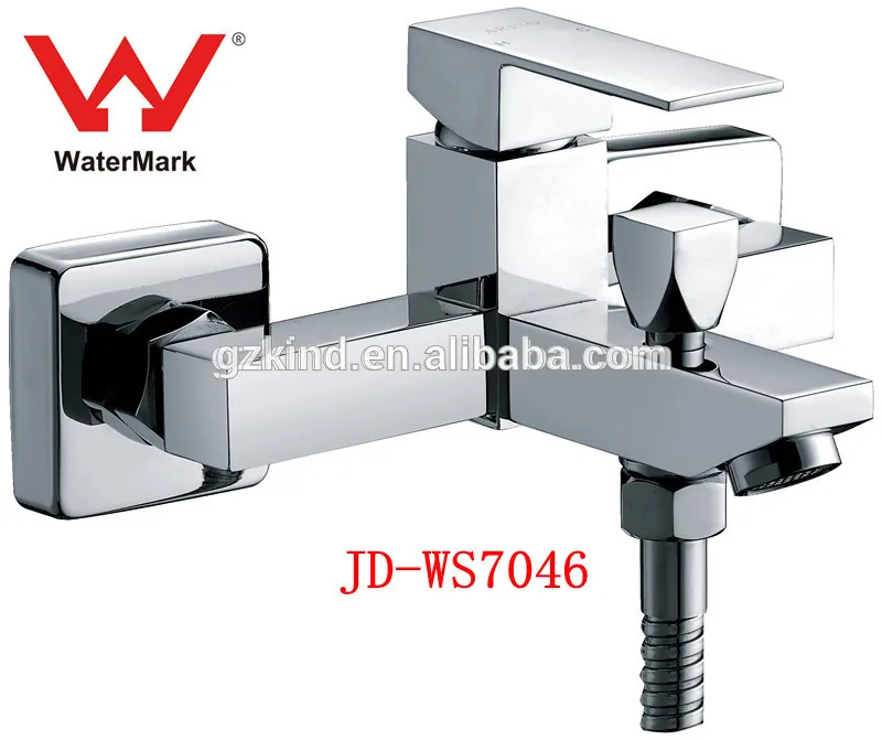 ванной смеситель для душа с водяной знак стены- установлен