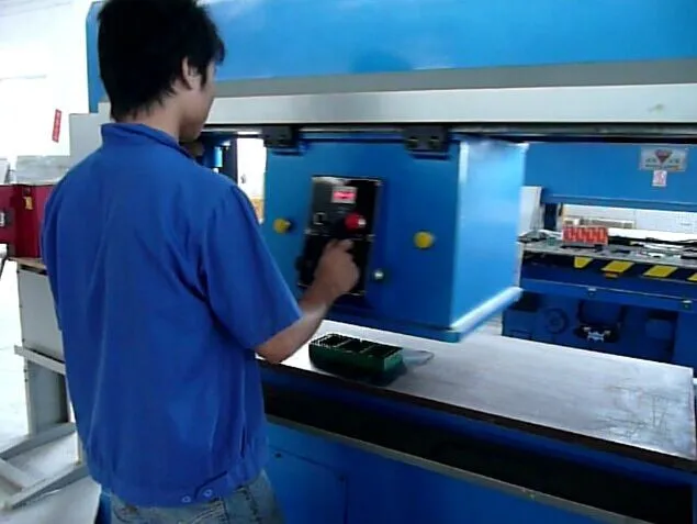 Hydraulic travel Head Cutting press Machine