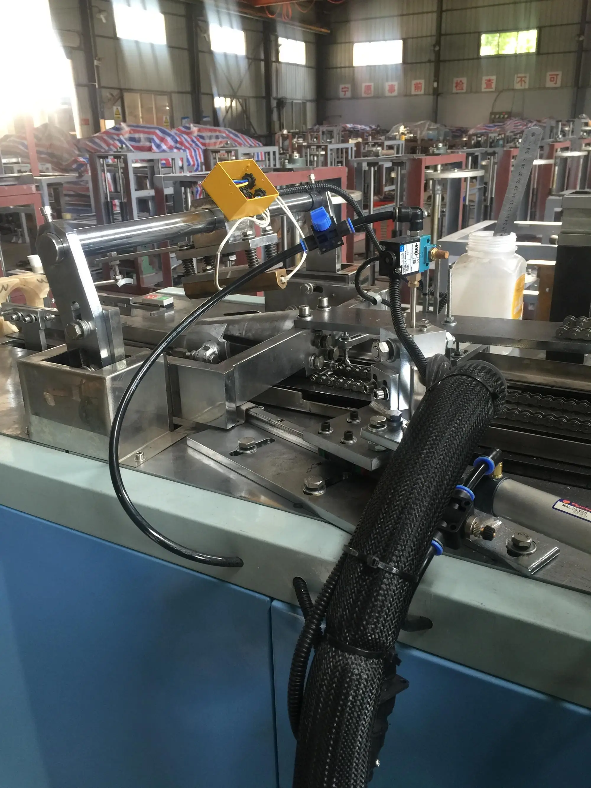 Автоматическая линия производства бумажных стаканчиков, формовочная машина, средняя скорость, одноразовая машина для производства бумажных стаканчиков для кофе