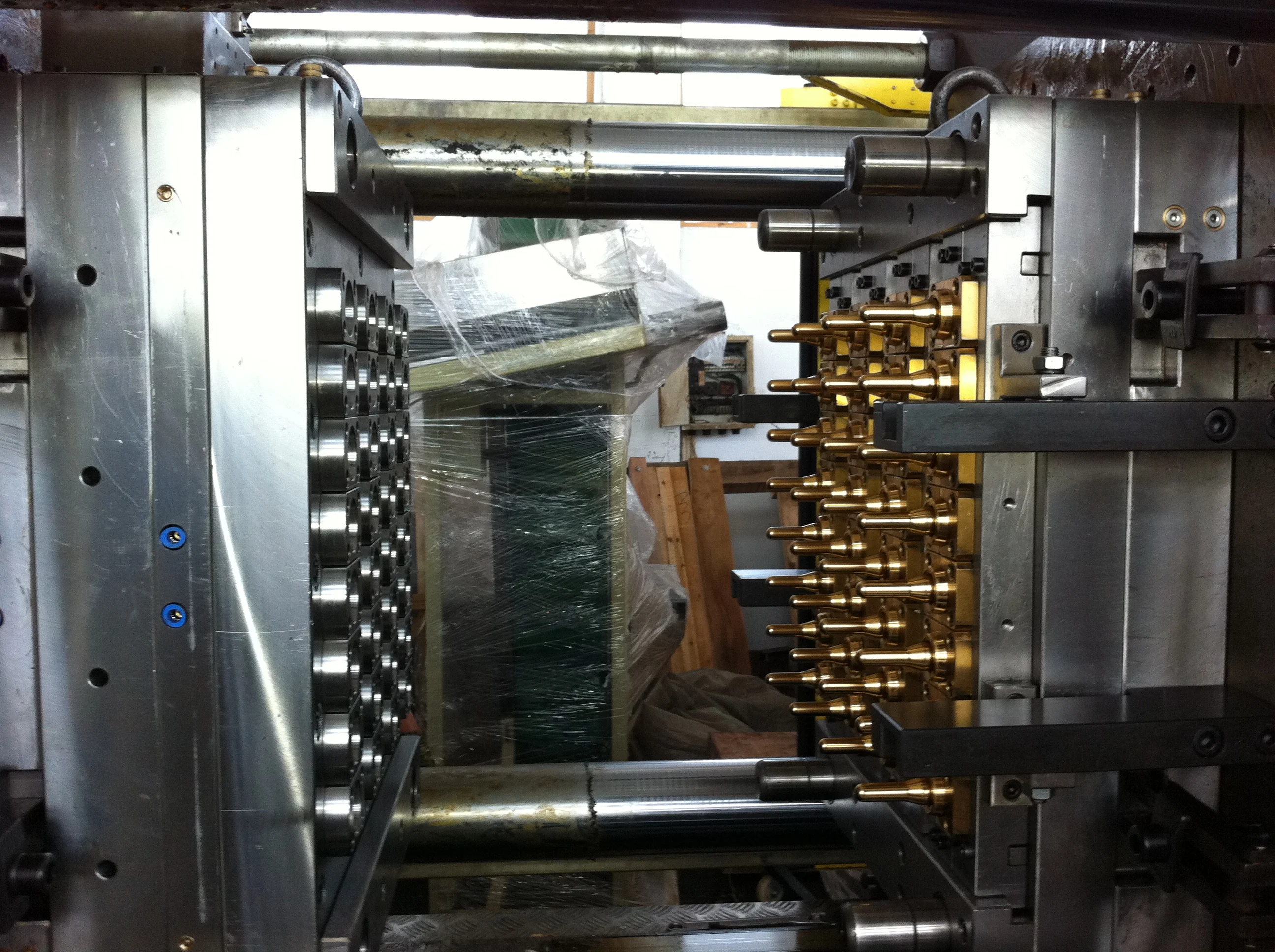 
cheap 32 cavities hot runner plastic injection mold 