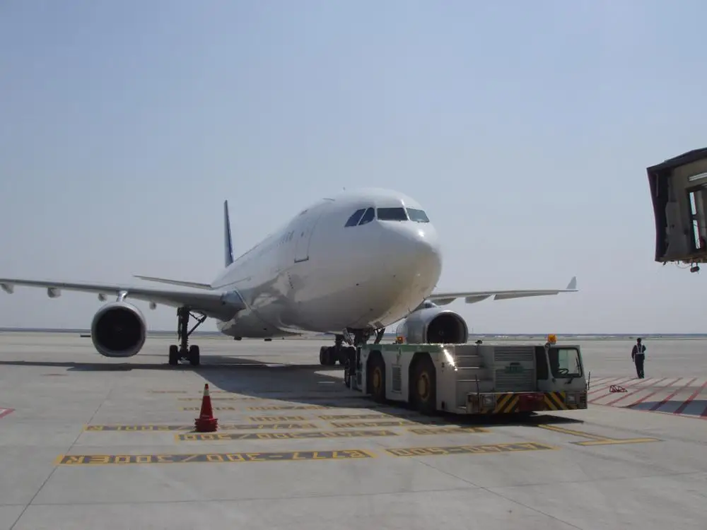 airport bar aviation pushback towing truck/ aircraft tug truck