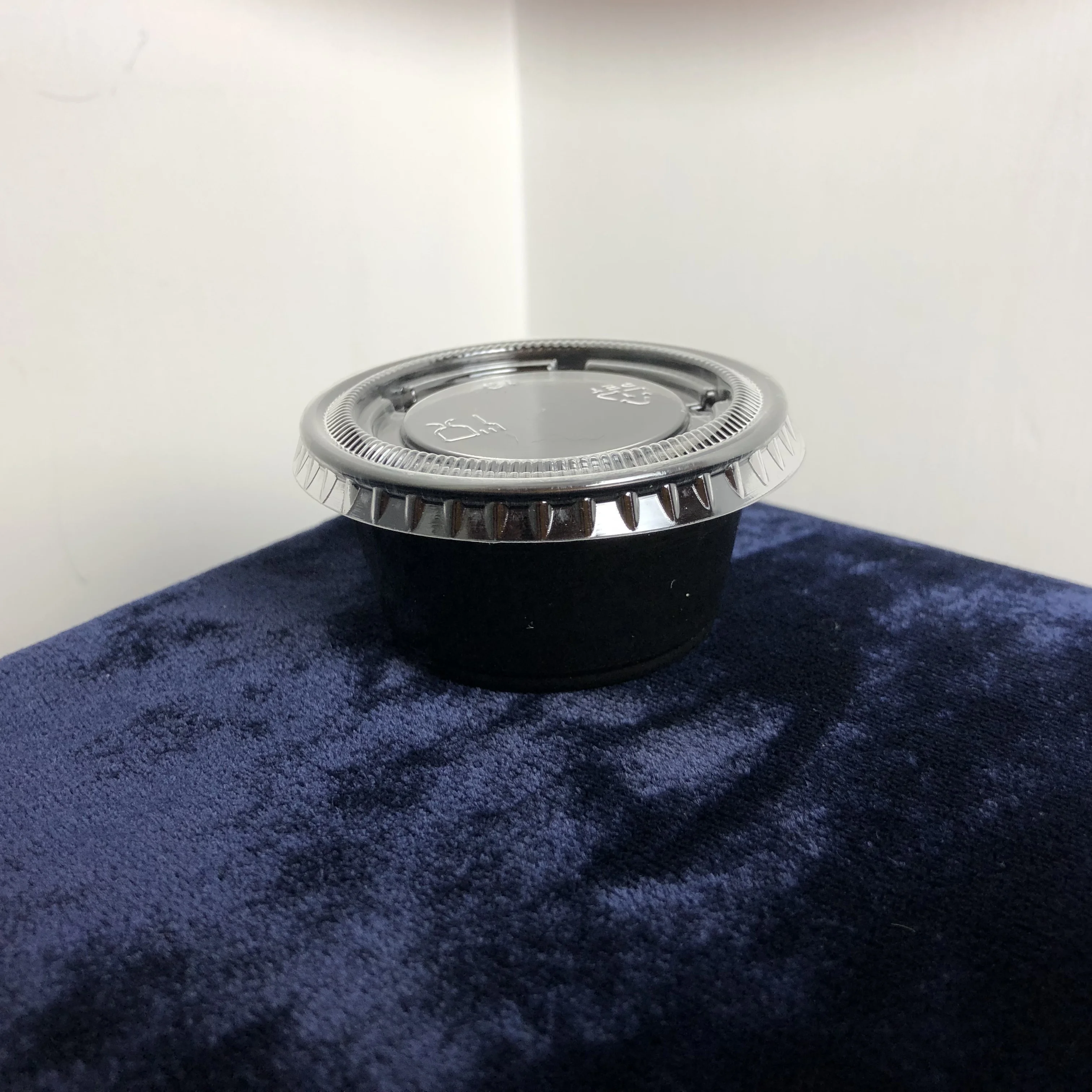 Белая/черная одноразовая пластиковая чашка объемом 2 унции из ПП (чашка для соуса/кружка для суфле) с крышкой из ПЭТ