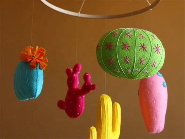 Мобиль ручной работы для детской кроватки с изображением зеленого