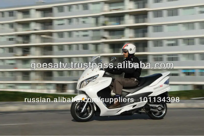 скутер идет