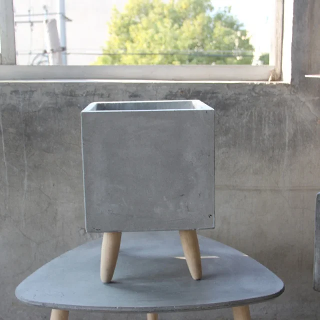 Rectangular flower pot with wooden leg