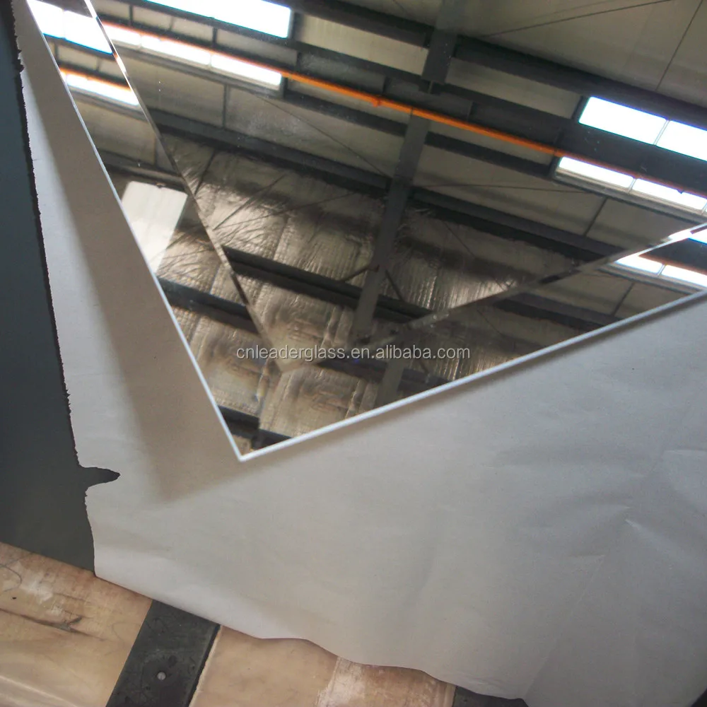 Безрамная скошенная настенная зеркальная поверхность