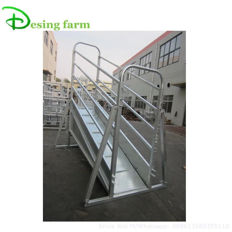 Mobile cattle loading ramp for trailer