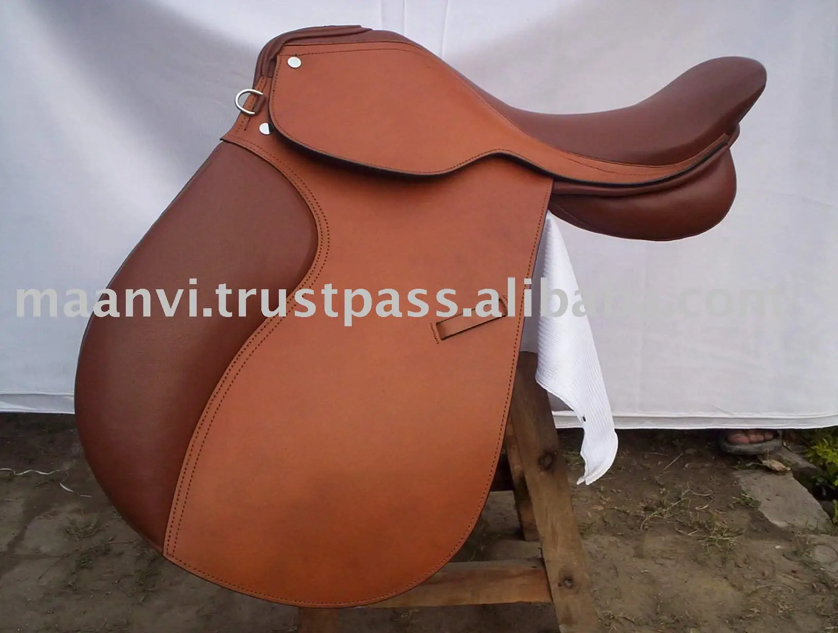 SMART QUALITY LEATHER CLOSE CONTACT HORSE SADDLE WITH SOFTY LEATHER SEAT AND KNEE PAD MADE ON PLASTIC TREE