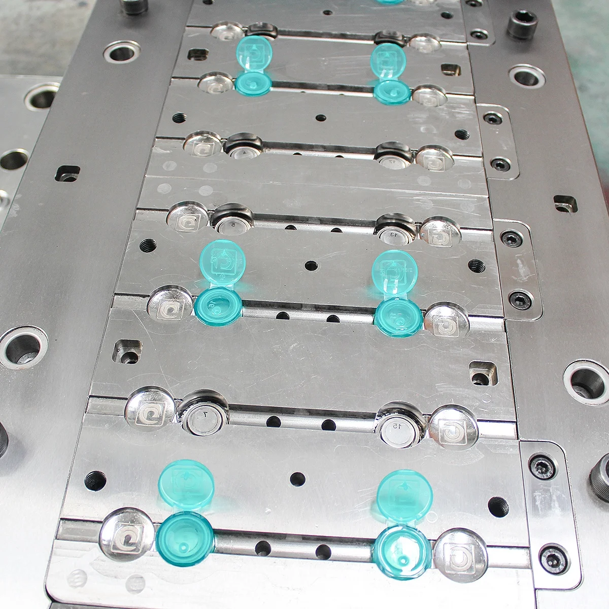 Taizhou shampoo detergent bottle plastic flip top unscrew cap mould